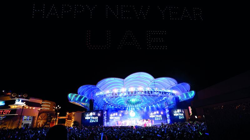 الامارات | القرية العالمية تتألق بعروض طائرات «الدرون» في رأس السنة