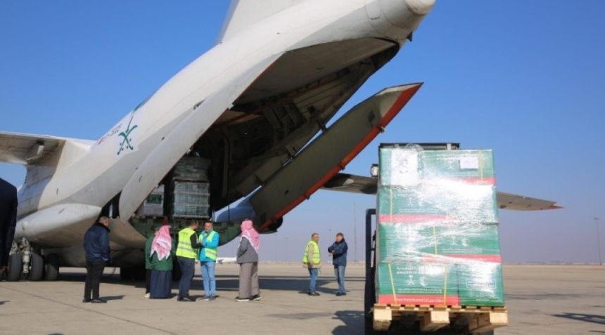 صور.. وصول الطائرة الإغاثية السعودية الثالثة لمساعدة الشعب السوري