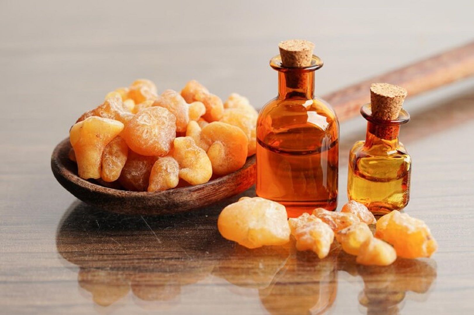 فوائد عطر العنبر لبشرتك الدهنية.. التوازن والنضارة في زجاجة واحدة