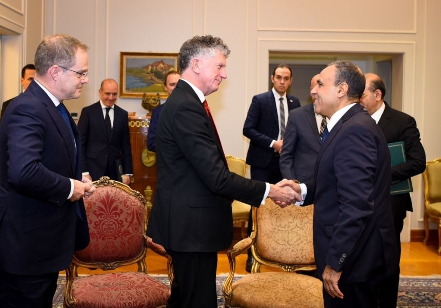 وزير الخارجية المصري يناقش العلاقات الثنائية مع مستشار الأمن البريطاني