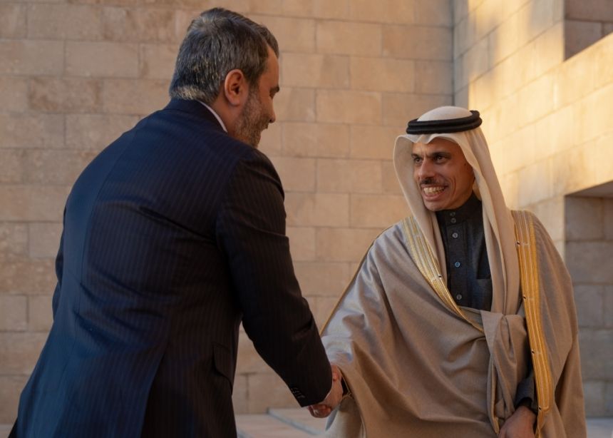 وزير الخارجية يناقش مستجدات الأوضاع مع نظيره بالإدارة السورية الجديدة