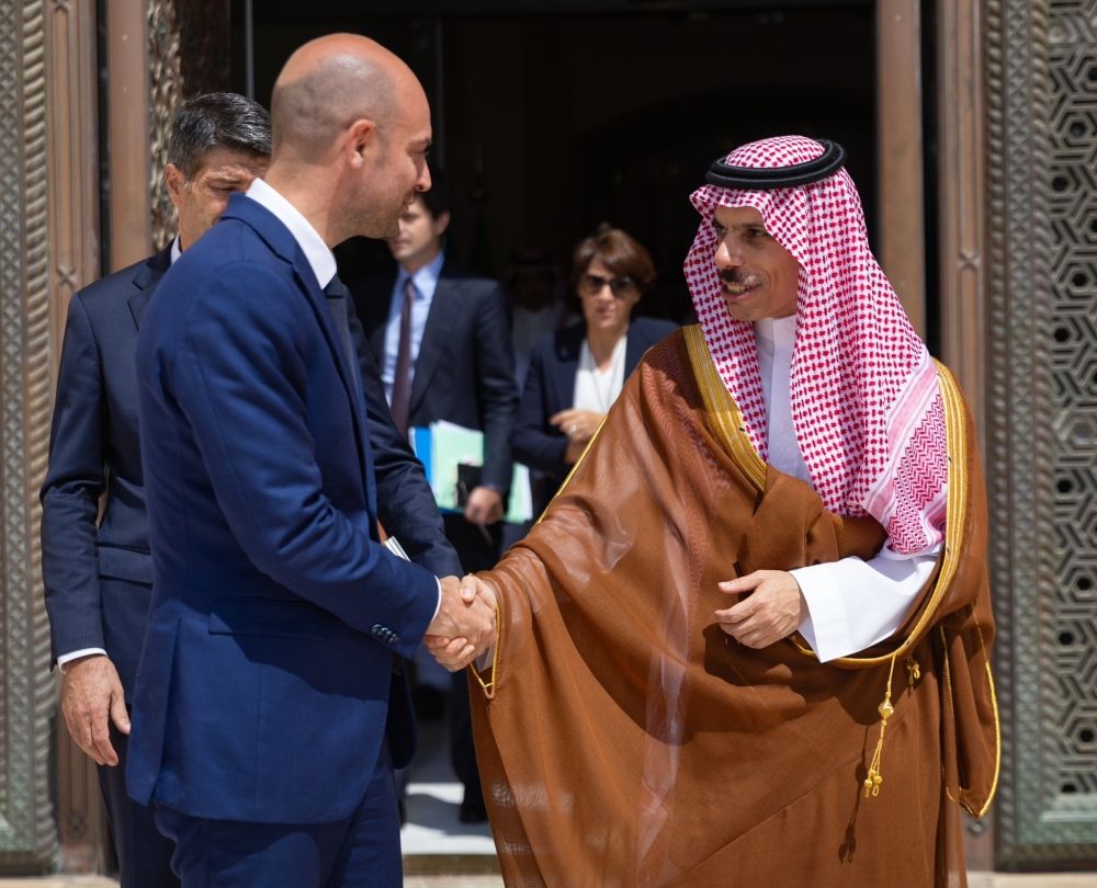 وزير الخارجية يبحث المستجدات الإقليمية مع نظيره الفرنسي