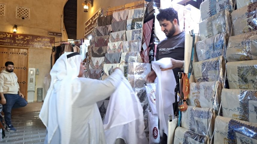 صور| أجواء الشتاء تنعش سوق القيصرية لشراء الملابس الشتوية المختلفة