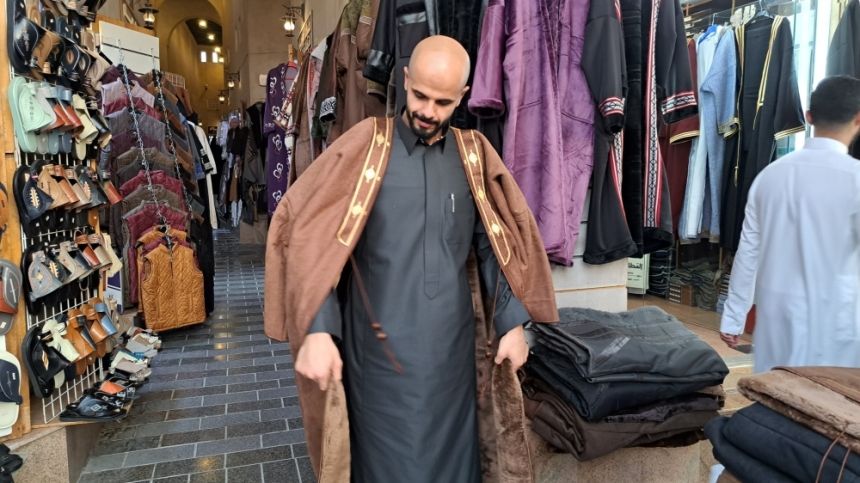 صور| أجواء الشتاء تنعش سوق القيصرية لشراء الملابس الشتوية المختلفة