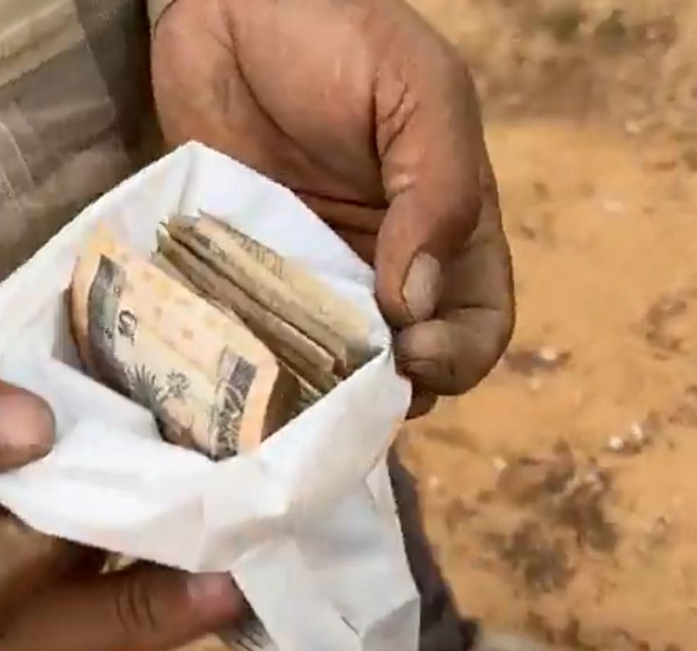 شاب سعودي يحصل على كنز ثمين خلال تنظيفه لـ مستودع والده .. فيديو