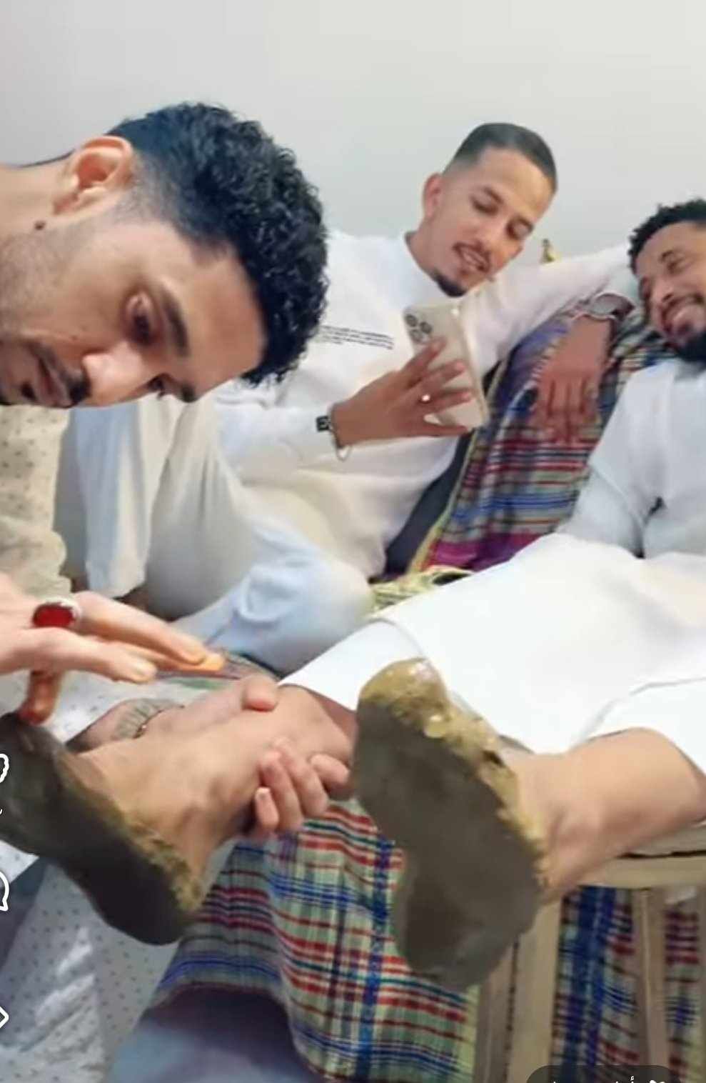 بالصورة والفيديو.. بعد غياب أهله وعدم تمكنهم من الحضور .. شباب سودانيون ببلاد الغربة يحتفلون بصديقهم العريس ويضعون له “الحناء” ويغنون ويطلقون الزغاريد ومتابعون: (الأصحاب العزة الصاح)