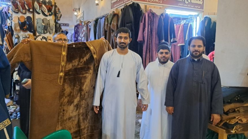 صور| أجواء الشتاء تنعش سوق القيصرية لشراء الملابس الشتوية المختلفة