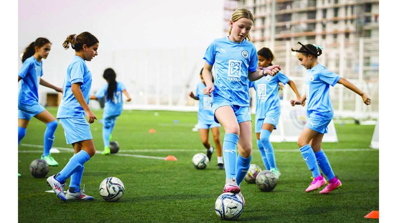 الامارات | فريق مانشستر سيتي للسيدات يشارك في اليوم المفتوح للفتيات