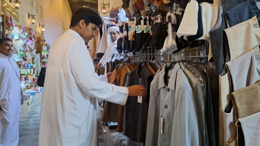 صور| أجواء الشتاء تنعش سوق القيصرية لشراء الملابس الشتوية المختلفة