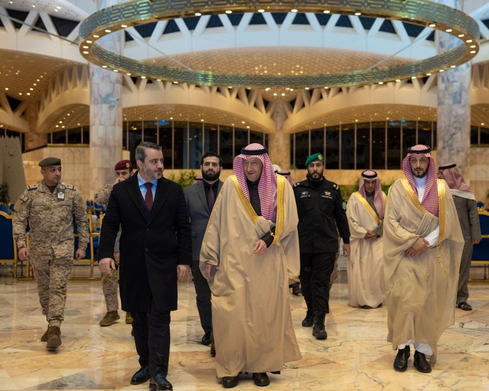 لدى مغادرتهم الرياض.. الخريجي يودع وفد الإدارة السورية الجديدة