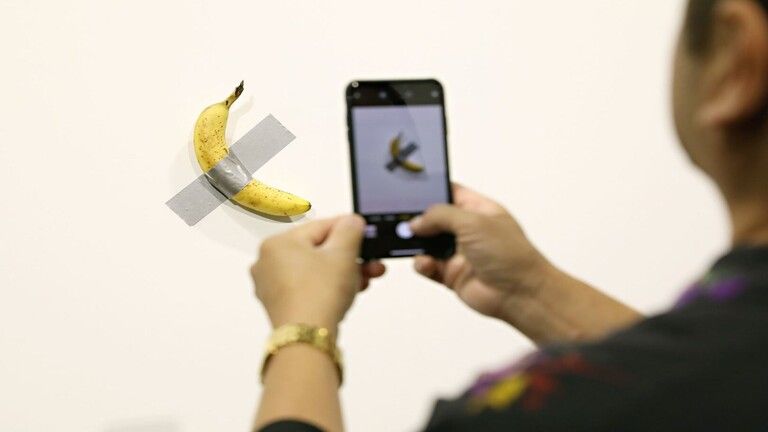 أغلى موزة في العالم.. ملياردير صيني يشتري العمل الفني الأكثر إثارة للجدل