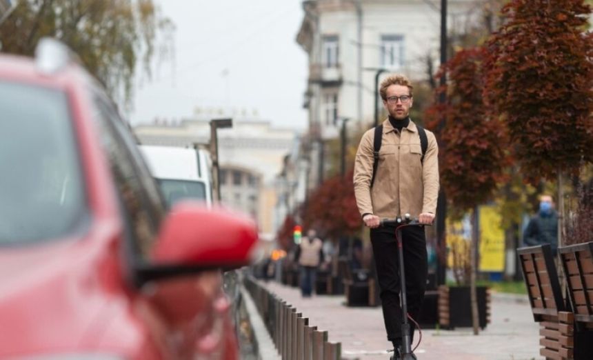 17 عامًا حدًا أدنى.. حظر الجوال وسماعات الرأس على قائدي "السكوتر"