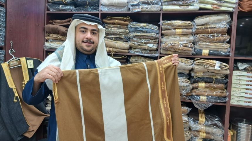 صور| أجواء الشتاء تنعش سوق القيصرية لشراء الملابس الشتوية المختلفة