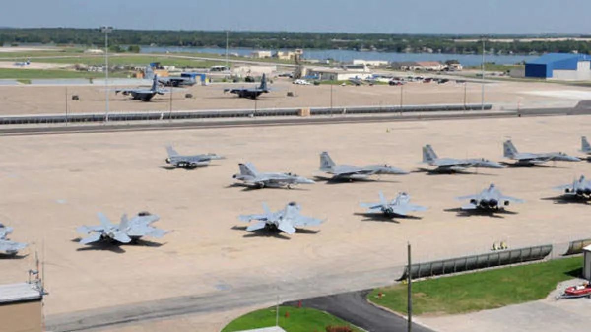 شاهد بالصور...قاعدة جوية لإمطار اليمن بالغارات