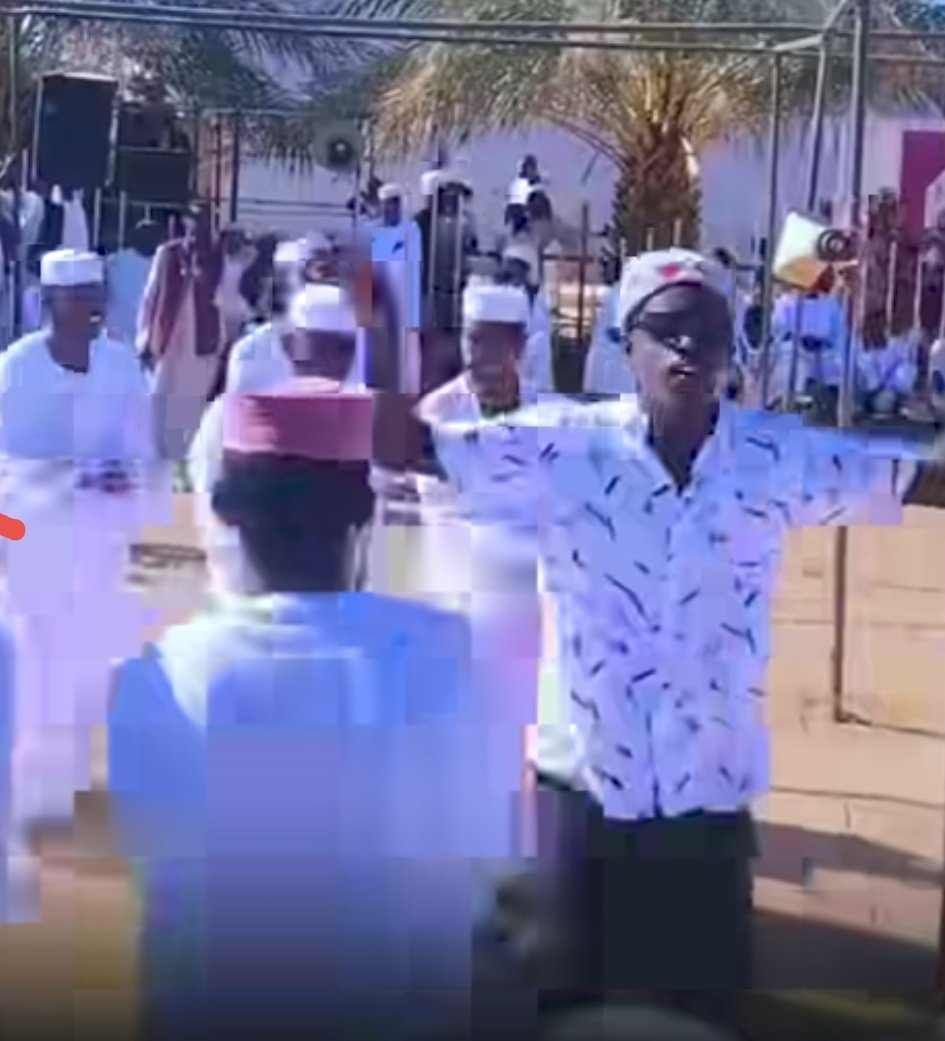 شاهد بالصورة والفيديو.. شاب من “راسطات” الخرطوم يقتحم حفل “طمبور” بالشمالية ويقدم فواصل من الرقص الجميل مع “الكورس” وساخرون: (النازحين إتأقلموا سريع مع الشوايقة)