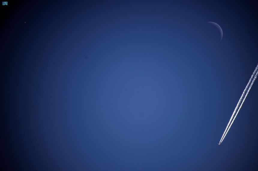 شاهد| اقتران القمر الأحدب مع كوكب الزهرة في سماء الحدود الشمالية