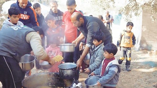 «الفارس الشهم 3» توزع طروداً غذائية على نازحي غزة