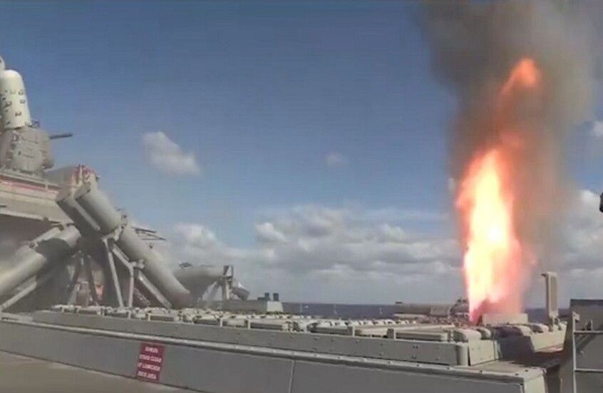 الخليج اليوم .. البحرية الأمريكية تقصف مواقع للحوثيين في اليمن بصواريخ "توماهوك" (فيديو)