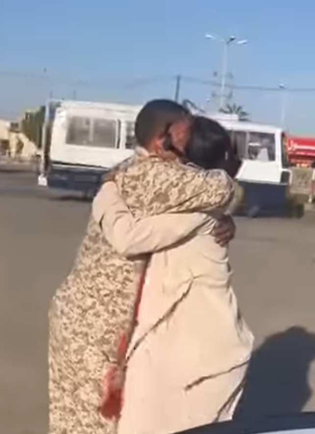 شاهد بالصورة والفيديو.. فتاة سودانية تقابل “خالها” الذي يعمل بالقوات المسلحة لأول مرة منذ بداية الحرب بالشارع العام.. يتبادلان العناق ويذرفان الدموع في لقطة مؤثرة