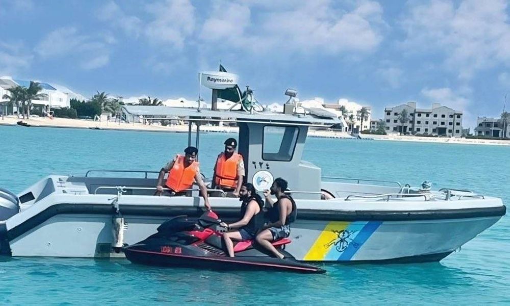 إنقاذ مواطنين تعطلت واسطتهما البحرية في عرض البحر