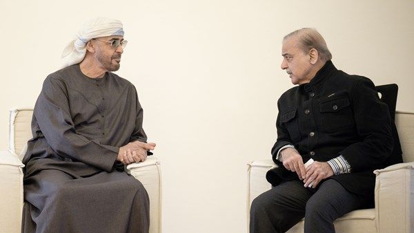 رئيس الدولة يلتقي رئيس وزراء باكستان