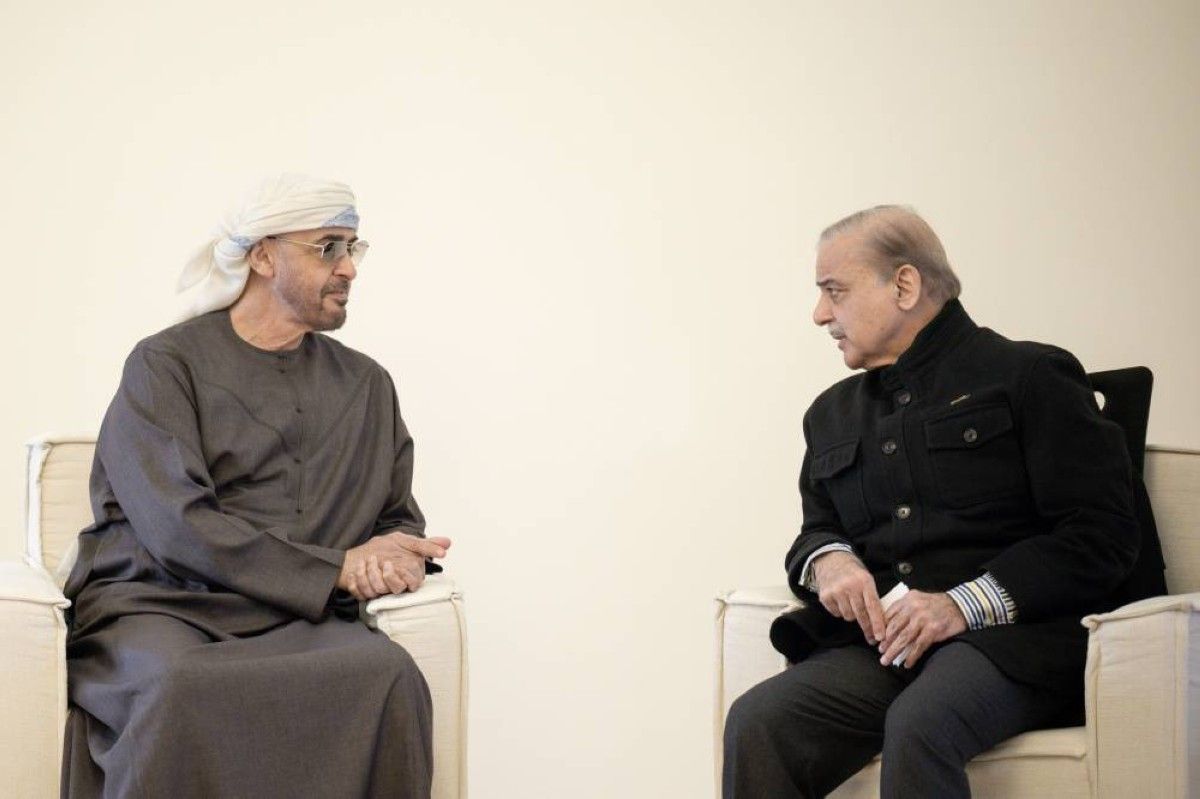 الخليج اليوم .. محمد بن زايد ورئيس وزراء باكستان يبحثان علاقات التعاون والقضايا الإقليمية والدولية
