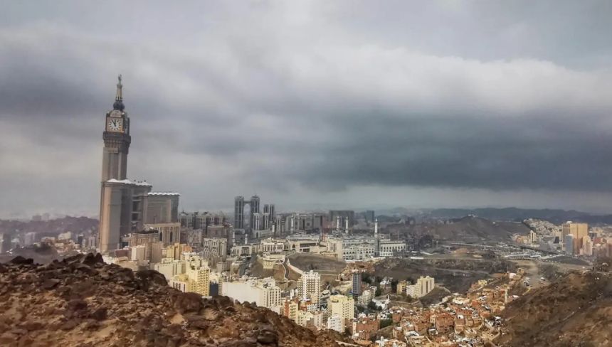 إنذار أحمر.. أمطار غزيرة ورياح شديدة على مكة تستمر حتى الغد