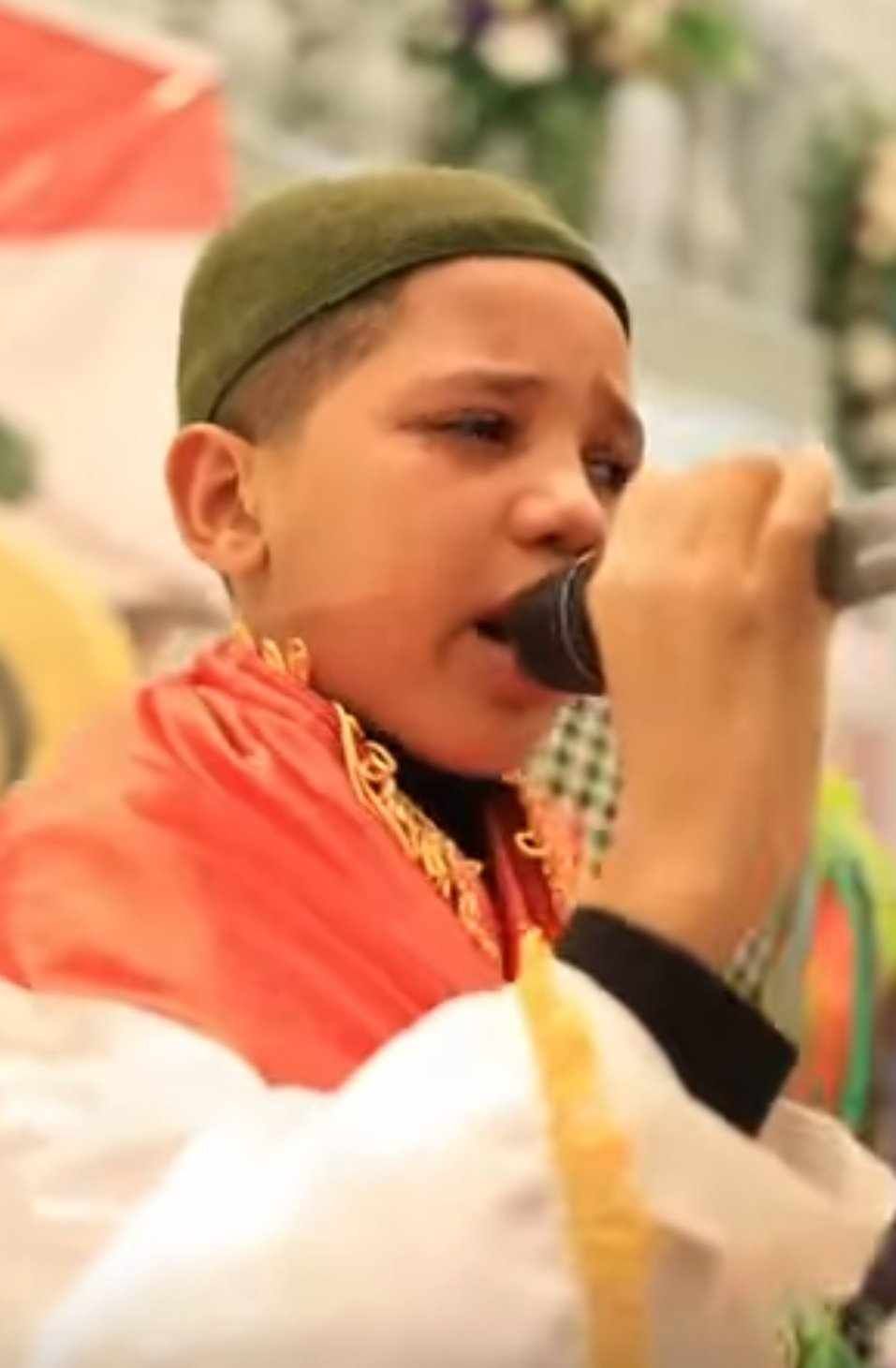 شاهد بالصورة والفيديو.. طفل بأحد المدارس السودانية بالقاهرة يفشل في حبس دموعه ويبكي بحرقة لحظة ترديده أغنية (يا وطني يا بلد أحبابي) ومتابعون: (كلنا بكينا معاك يا ولدي)