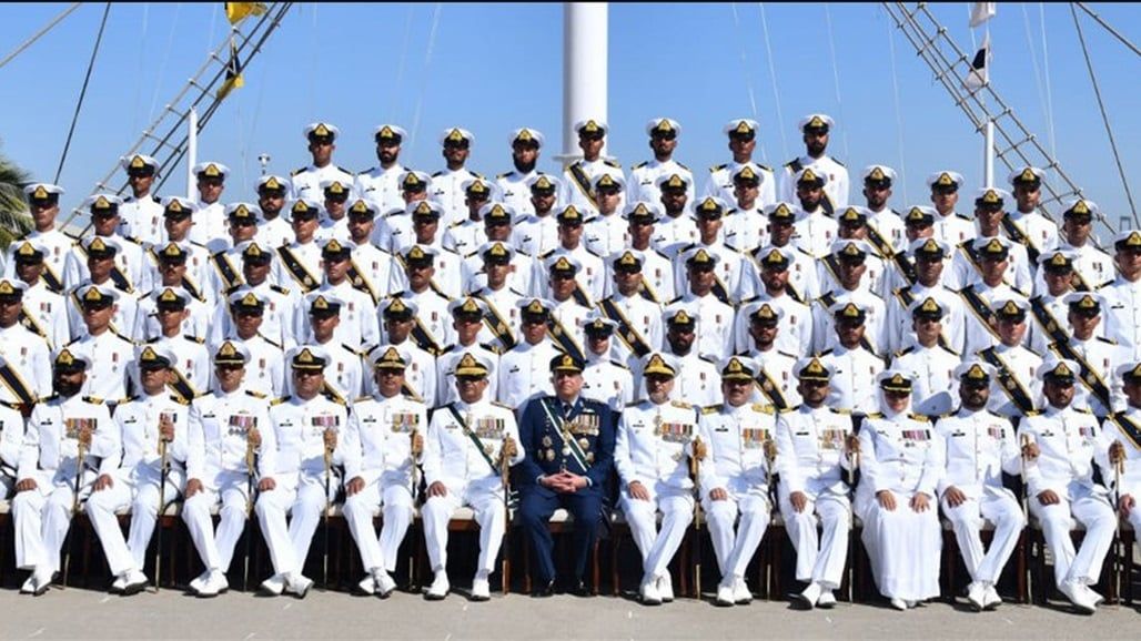 ضابط عراقي يحصل على "ميدالية ذهبية" بدورة أركان القوات البحرية الباكستانية (صور)