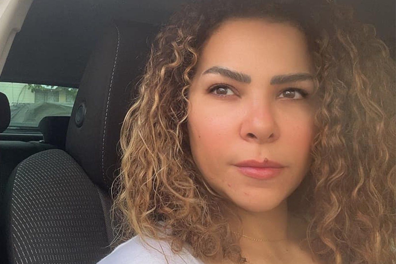 ألفت عمر تعلن موعد عزاء والدها.. وهكذا وصفت حالها