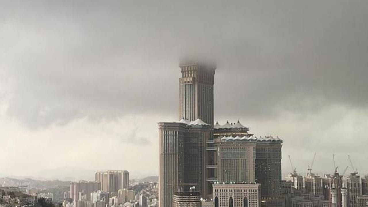 شاهد بالصور...اختفاء مفاجئ لبرج الساعة في مكة