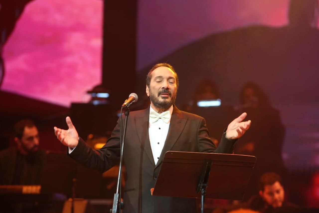 علي الحجار يتألق بأجمل ألحان شقيقه أحمد في حفل 100 سنة غنا