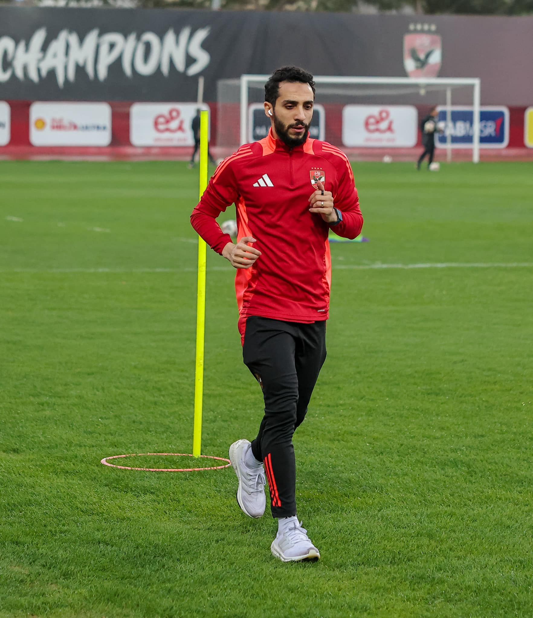 الأهلى يختتم تحضيراته لمباراة سموحة.. بمشاركة معلول وهانى وتأهيل فؤاد "صور"