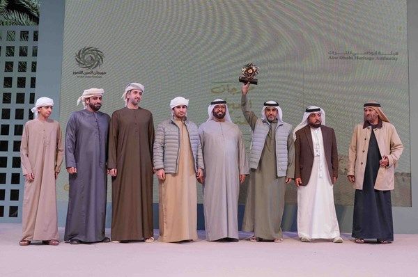 "العين للتمور" يواصل فعالياته ويتوج الفائزين بمزاينة "الخلاص"