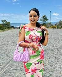 شاهد بالفيديو.. مصممة الأزياء السودانية الحسناء عواطف دهب تشعل مواقع التواصل بوصلة رقص مع زوجها على أنغام مدحة “مكاشفي القوم”