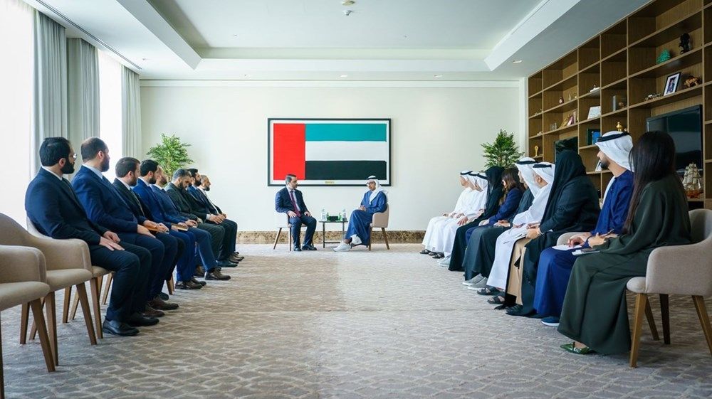 عبدالله بن زايد يستقبل وزير الخارجية في الحكومة السورية الانتقالية