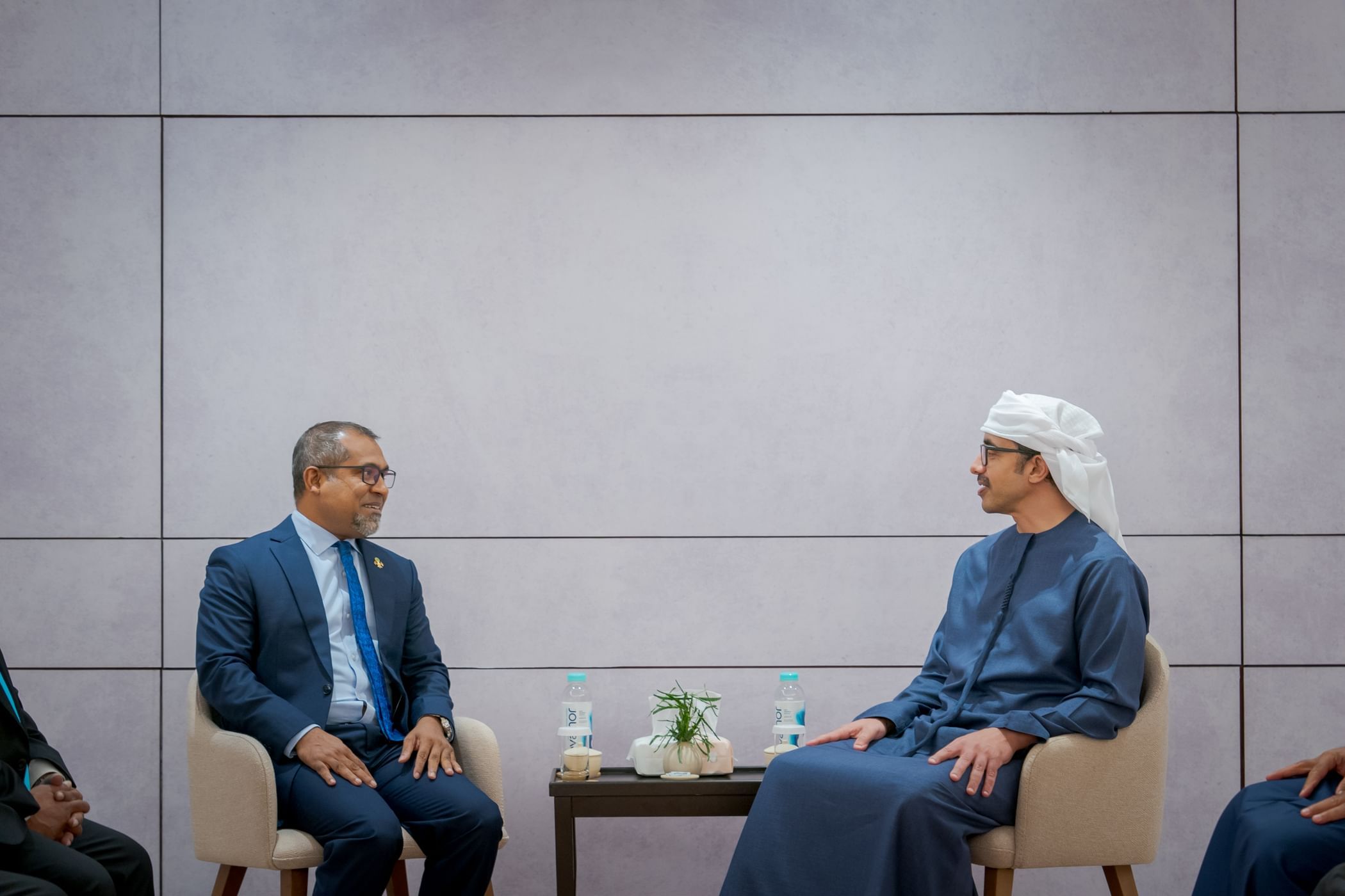 الامارات | عبدالله بن زايد يبحث ووزير خارجية المالديف تعزيز العلاقات الثنائية