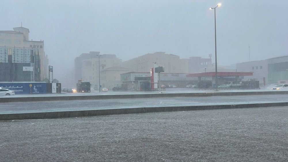 أمطار غزيرة على جدة.. وتحذيرات من تقلبات الطقس والسيول