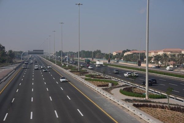 بلدية أبوظبي تنجز أعمال تجميل الجزيرة الوسطية في شارع الشيخ زايد