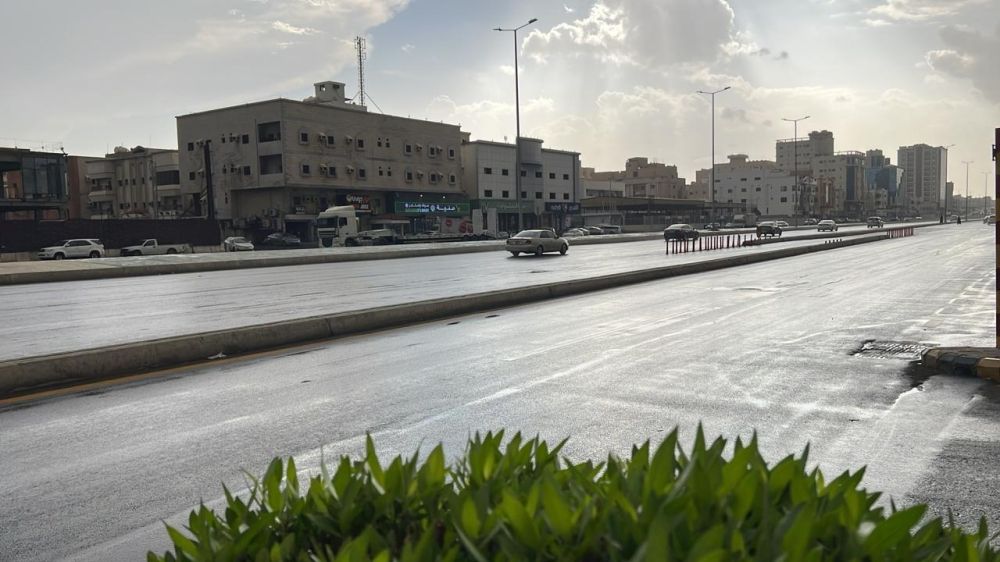 شاهد| جدة تستقبل الحالة المطرية منذ الصباح.. والأرصاد تصدر إنذارا أحمر