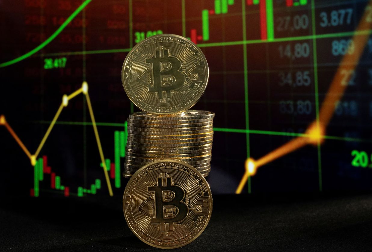 سعر البيتكوين يقترب من 100 ألف دولار وعملة AVAX تتصدر العملات الرقمية البديلة