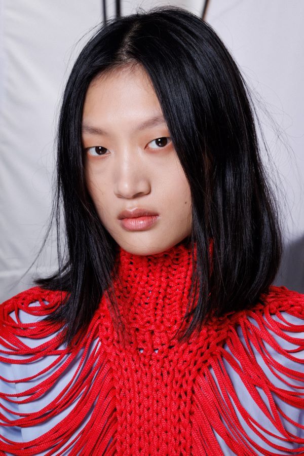 قصات شعر تخفي تجاعيد الرقبة من أسبوع الموضة الباريسي لربيع وصيف 2025