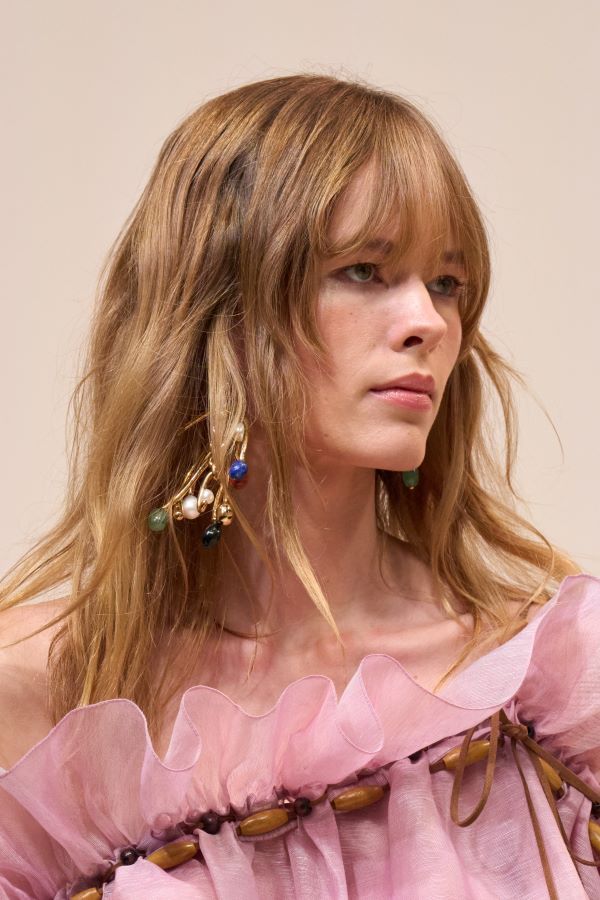 قصات شعر تخفي تجاعيد الرقبة من أسبوع الموضة الباريسي لربيع وصيف 2025