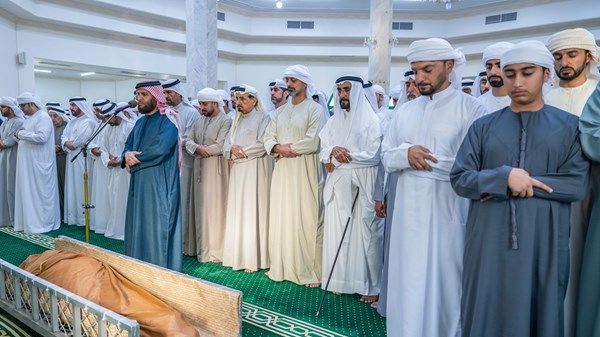 حاكم عجمان يؤدي صلاة الجنازة على جثمان عبدالله أمين الشرفاء