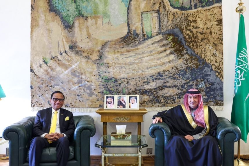 الخريجي يستعرض العلاقات الثنائية مع سفيري إثيوبيا وسريلانكا