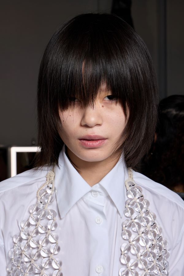 قصات شعر تخفي تجاعيد الرقبة من أسبوع الموضة الباريسي لربيع وصيف 2025