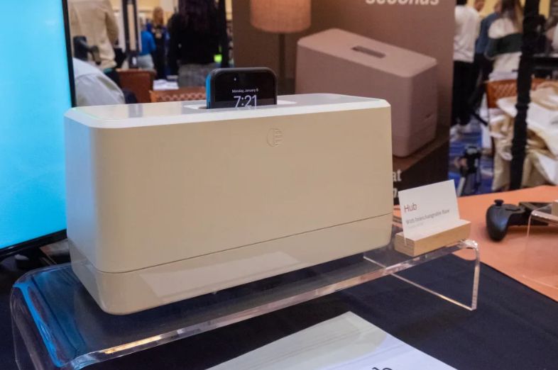 تكنولوجيا: Swipit Hub: حل مبتكر للحفاظ على بطارية هاتفك الأيفون مشحونة #CES2025