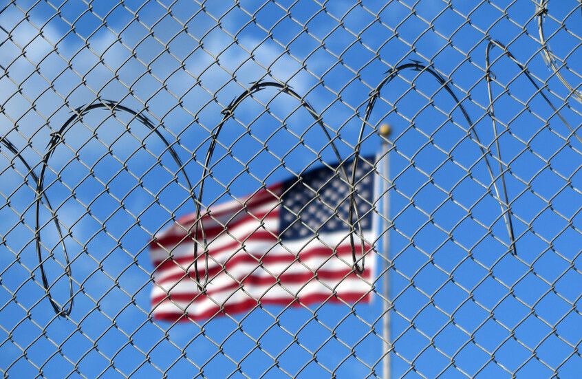 الخليج اليوم .. أمريكا ترسل 11 سجينا يمنيا من غوانتانامو إلى عمان وتعلن بقاء 15 فقط