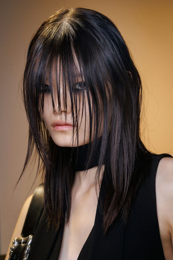 قصات شعر تخفي تجاعيد الرقبة من أسبوع الموضة الباريسي لربيع وصيف 2025