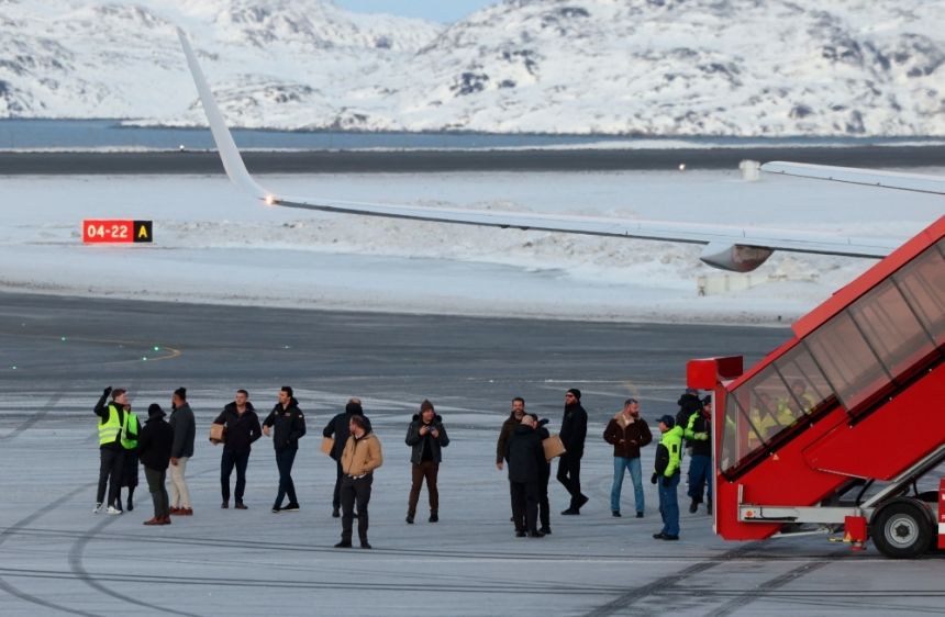 بعد رغبة والده بامتلاكها.. ماذا يفعل نجل ترامب في جرينلاند؟